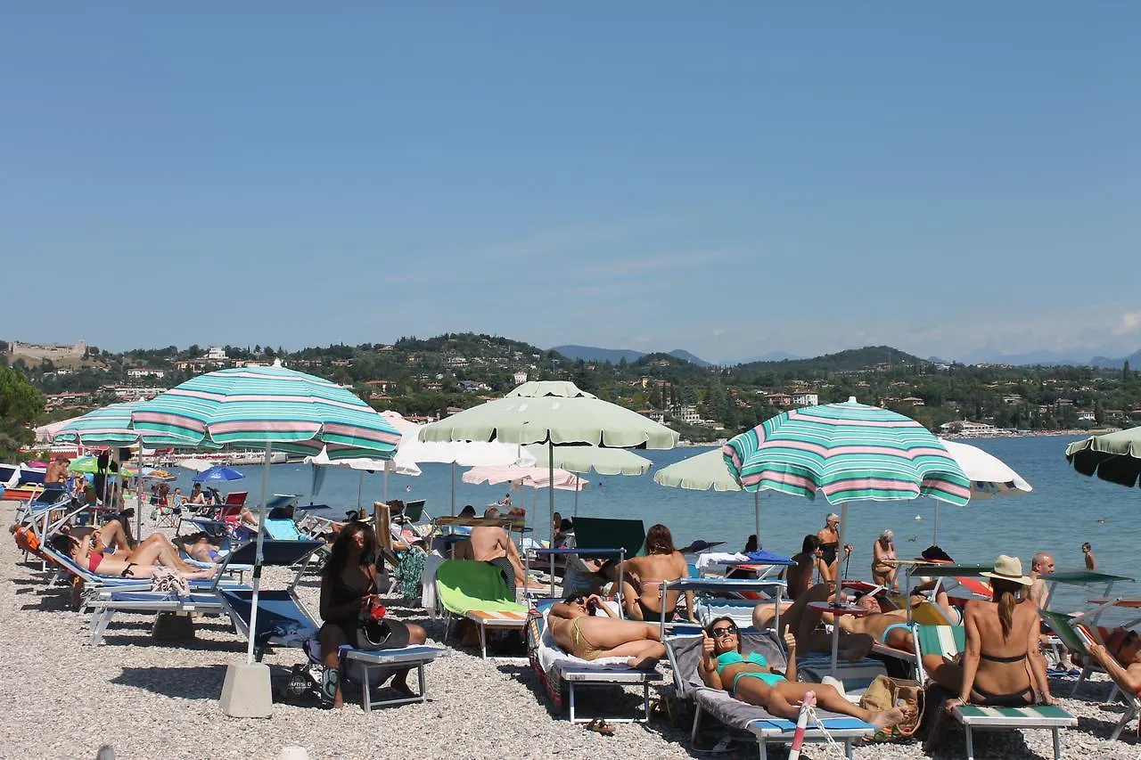 Lake Garda Beach Hostel Padenghe sul Garda Bed and breakfast